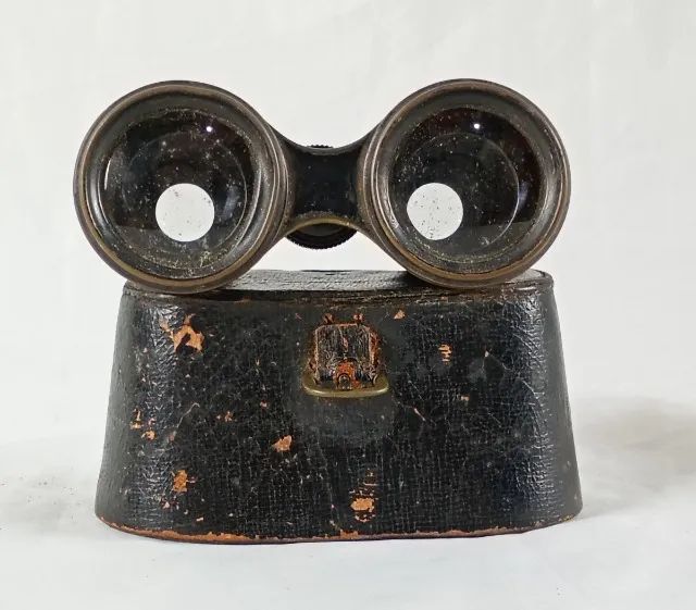 Antigo Binóculo dito de ópera confeccionado em bronze Caixa original em couro* - Foto 3