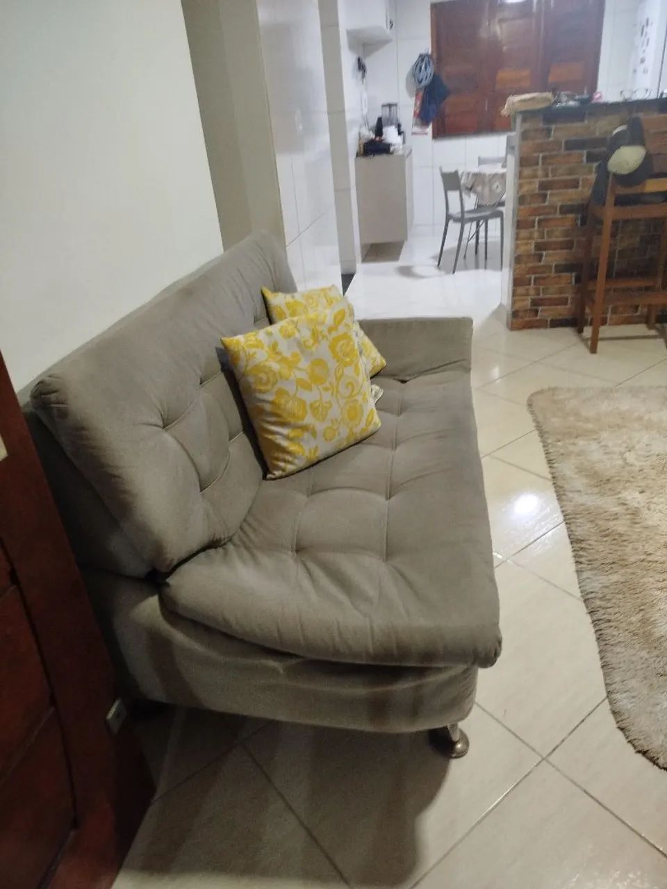 Vendo sofá namoradeira com duas cadeiras  - Foto 3