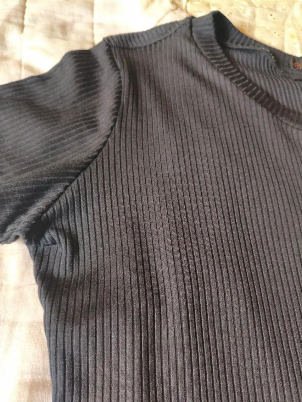 Blusa feminina preta canelada M/G - Foto 4