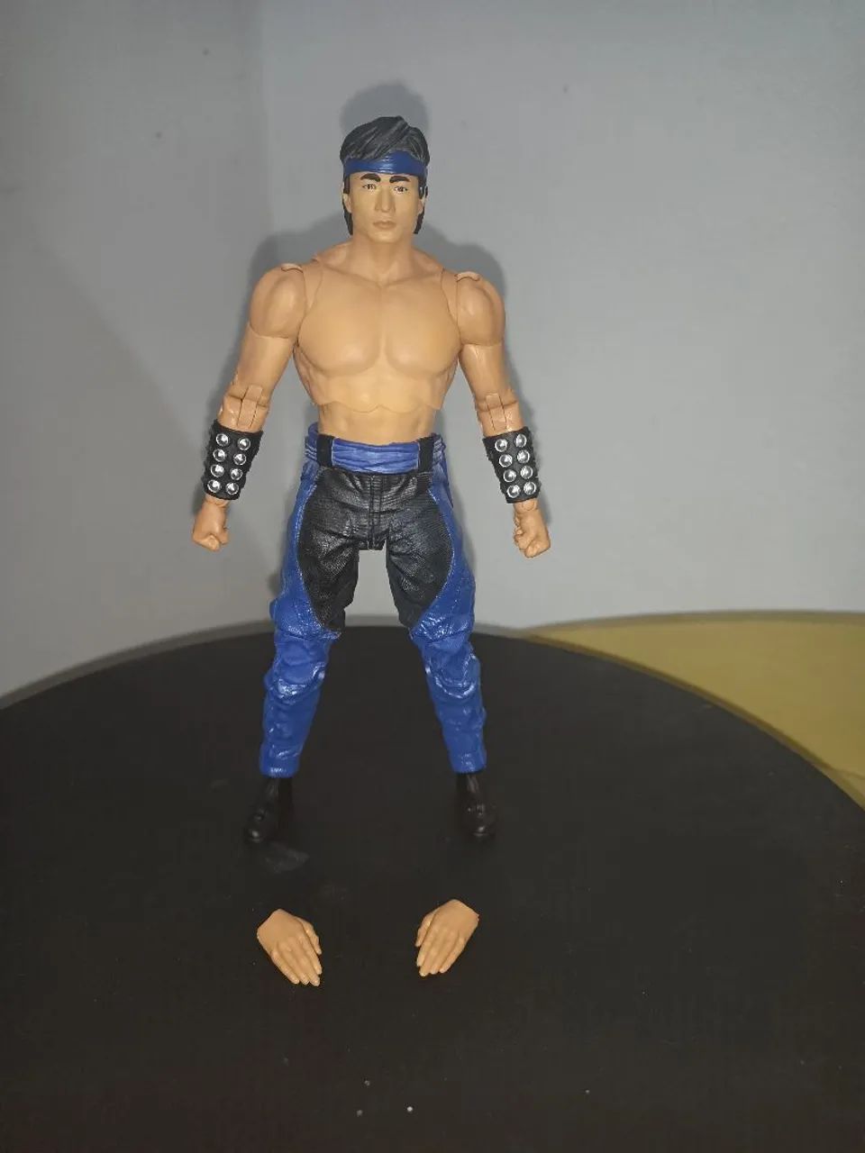 Liu Kang player 2 McFarlane (figura + 2 mãos) incompleto