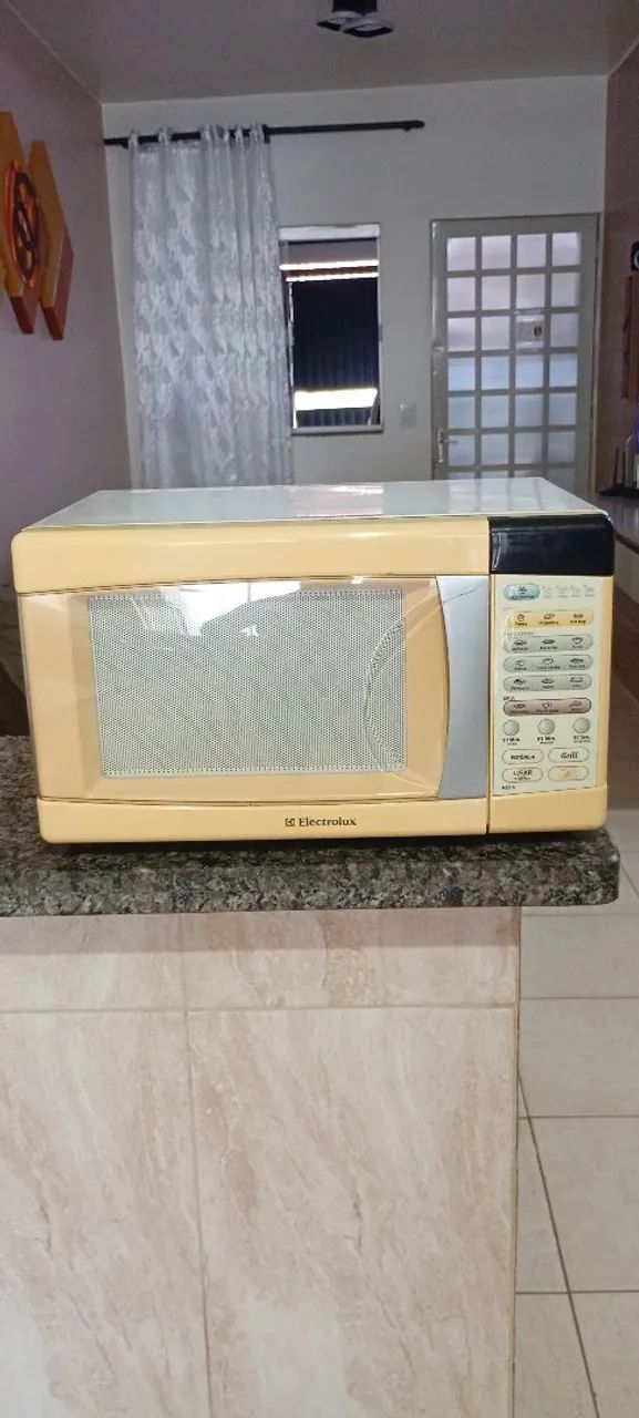 Microondas Electrolux 26 LTS funcionando.