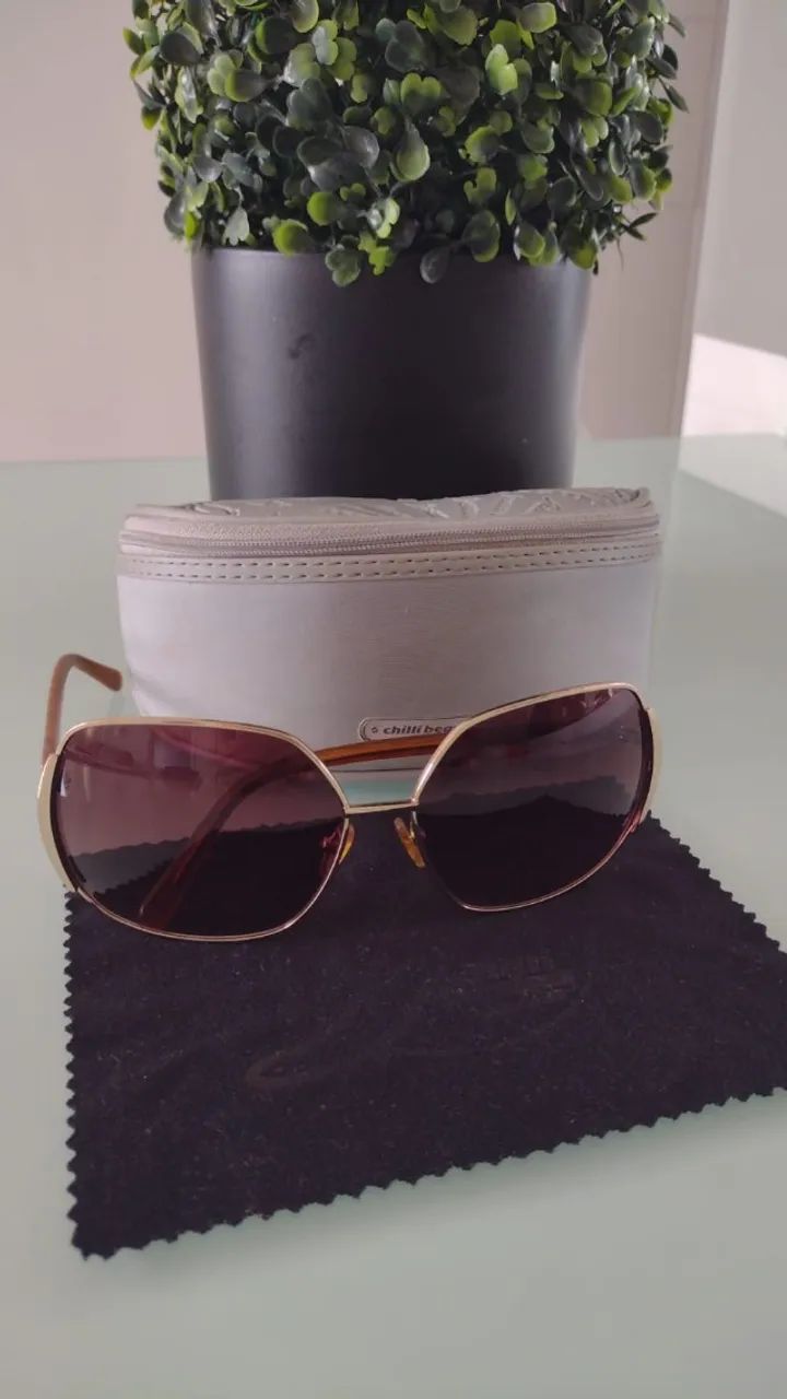 Óculos de sol Chilli Beans, modelo moderno e elegante, ele é sextavado, com armação dourad - Foto 3