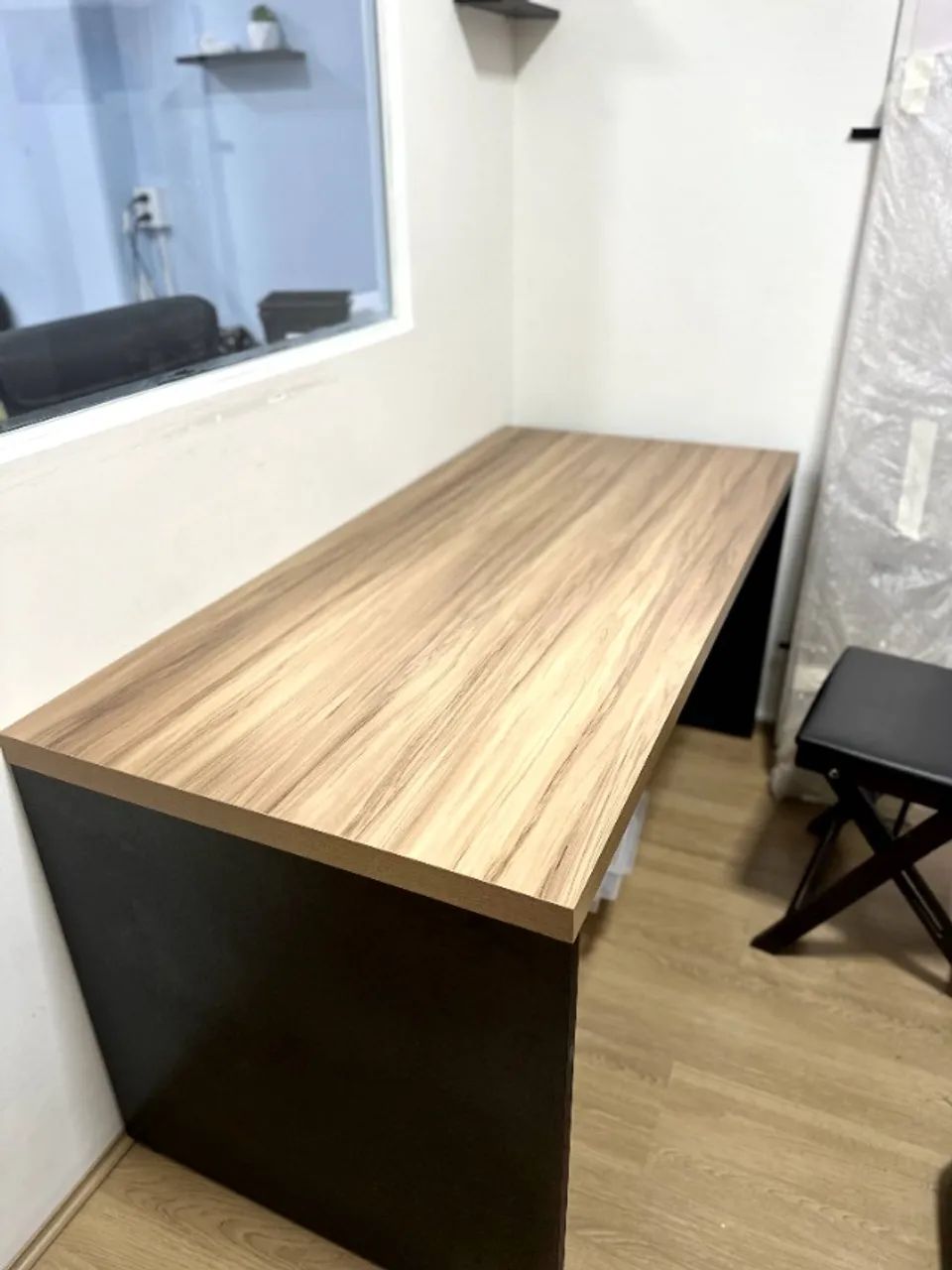 mesa de escritorio grande  com base em madeira , excelente estado  - Foto 2