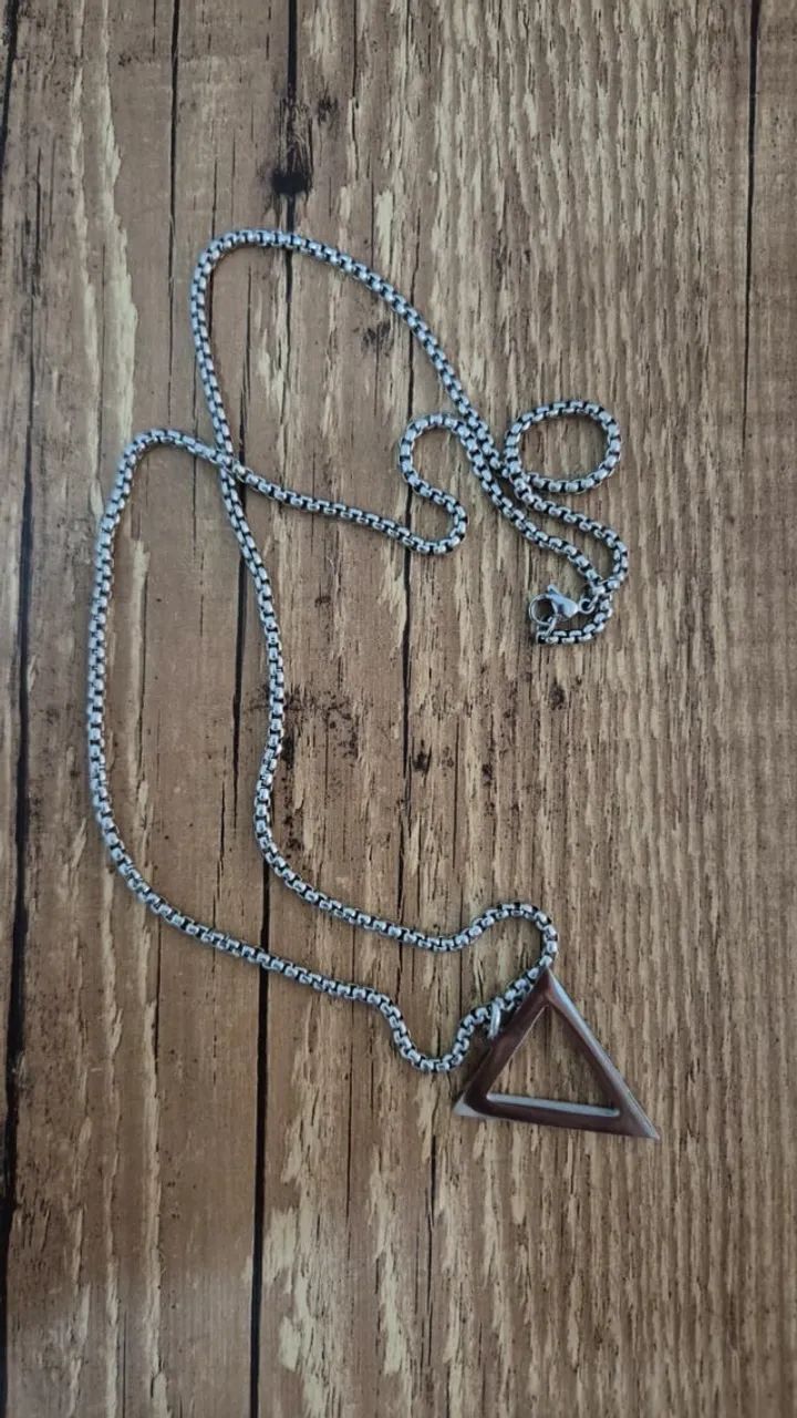 Colar com pingente de triângulo