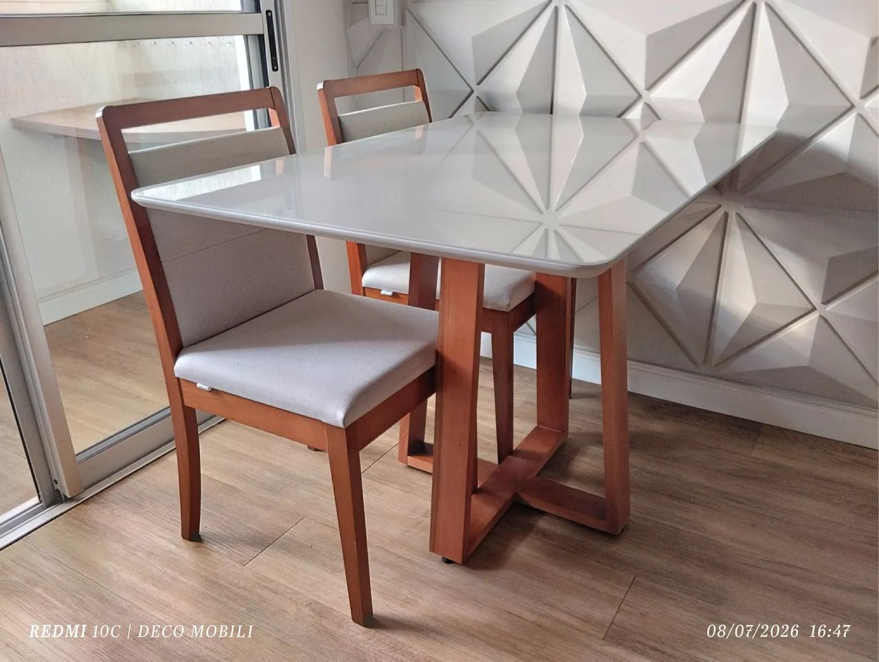 Mesa nova com cadeiras de madeira 