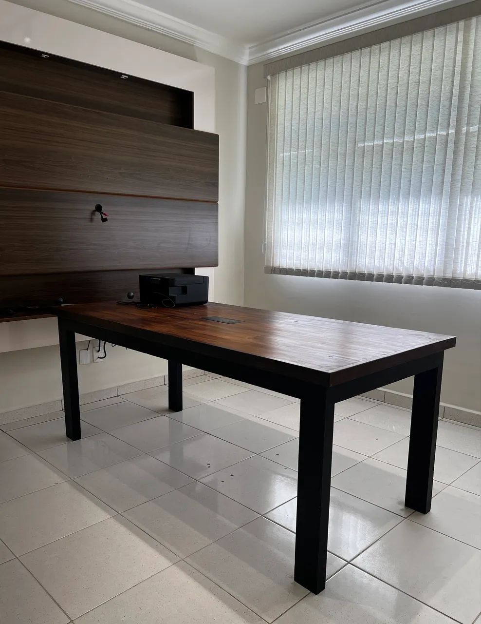 Versatile table.418477619954339840
