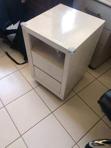 Gabinete de escritório com duas gavetas.