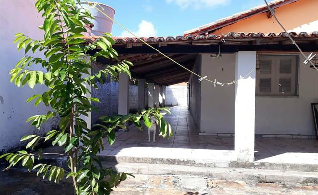 Casa simples com 4 quantos a 2 minutos da praia atalaia