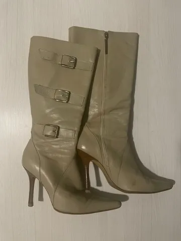 Bota bico fino couro bege
