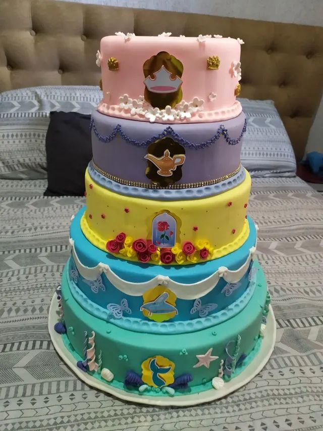 Maquete de bolo Princesas- Bisquit - Outros itens para comércio e