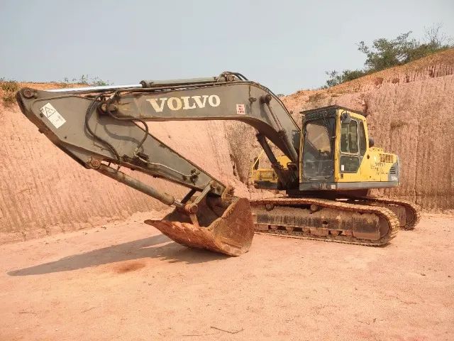 ESCAVADEIRA VOLVO EC 240 - Foto 2