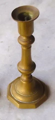 Par de catiçais em bronze dourado base hexagonais possui removedor de velas Ver Descrição - Foto 2