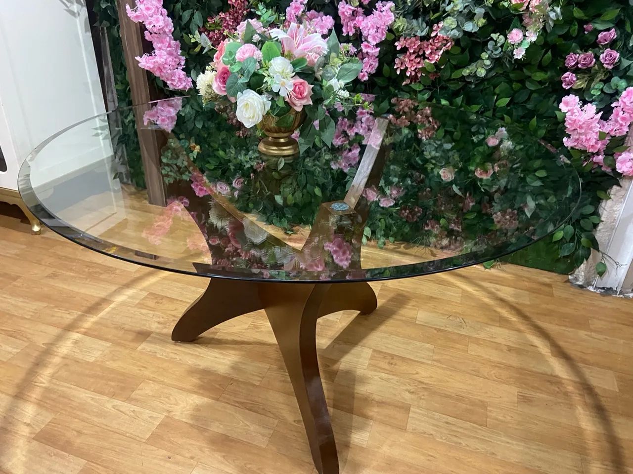 Mesa de jantar 1,40  de vidro com base de madeira - Foto 4