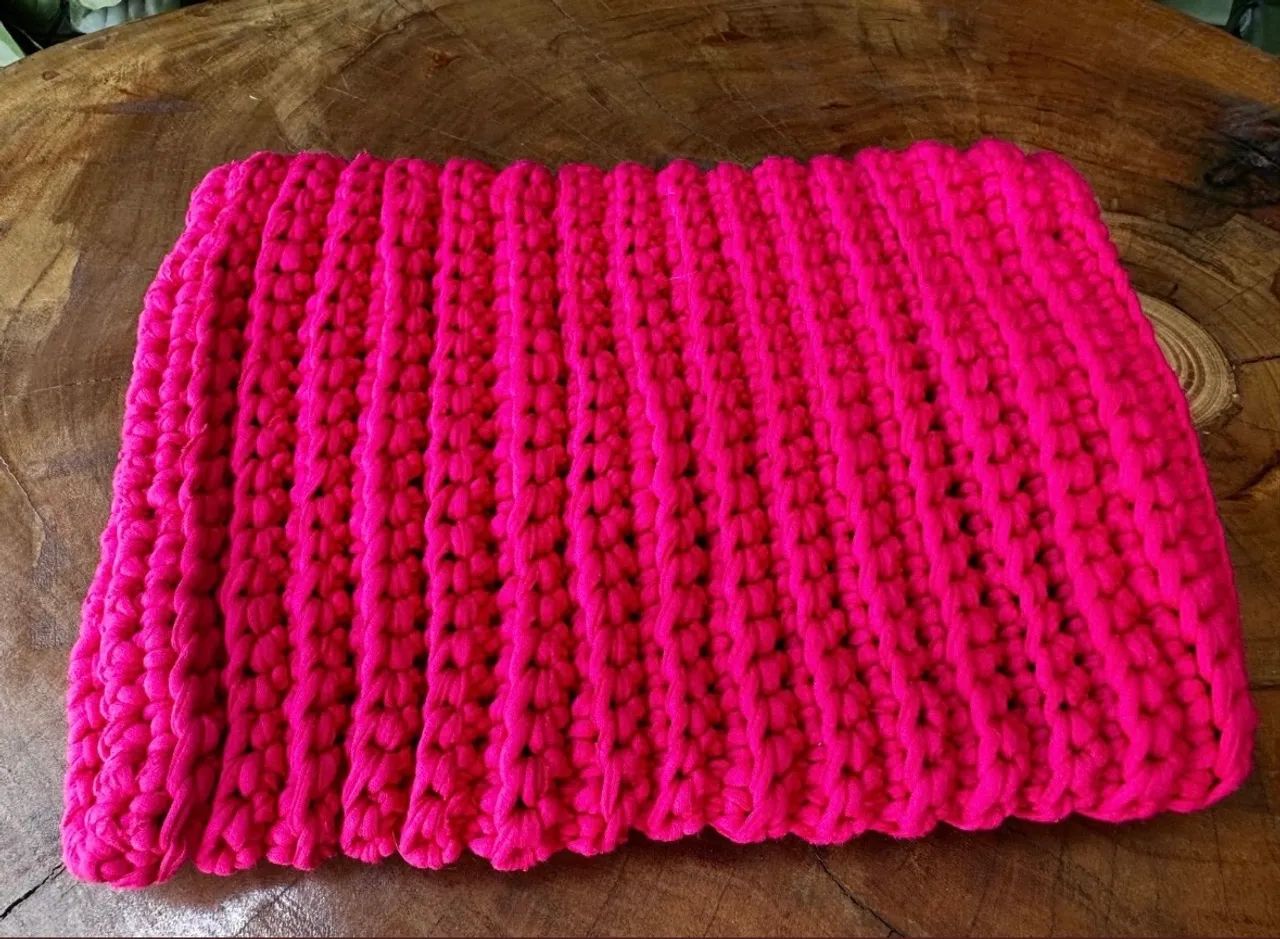 Clutch  de crochê rosa com botão - Foto 4
