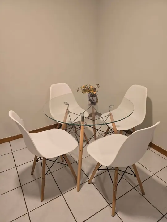 Mesa Aemes 4 cadeiras tampo vidro
