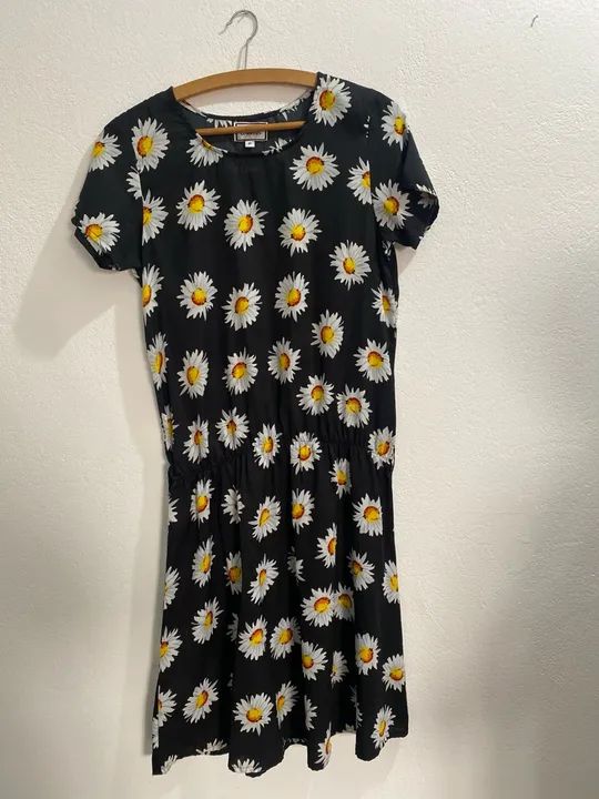 vestido viscolinho preto com detalhes em margaridas com elástico na cintura - Foto 2