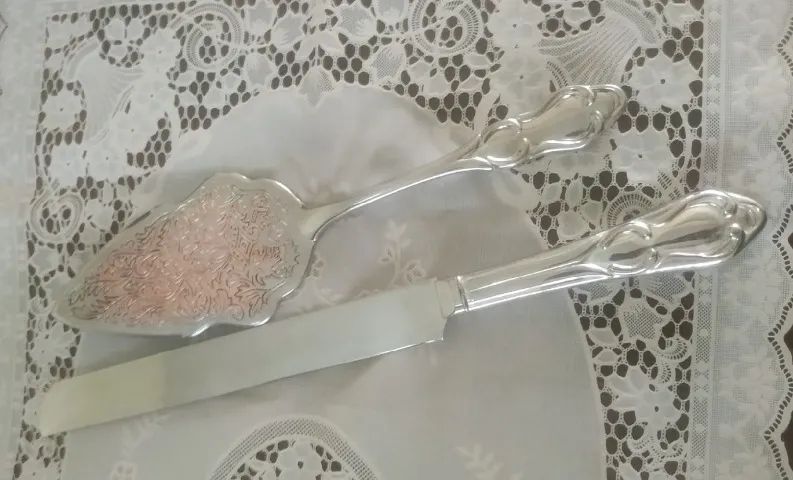 CONJUNTO ANTIGO DE ESPÁTULA E FACA SEM CORTE PARA BOLOS, TORTAS DOCES, TODA TRABALHADA  - Foto 4