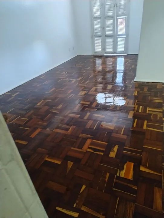 Raspagem de piso de madeira e aplicação de verniz - Foto 3