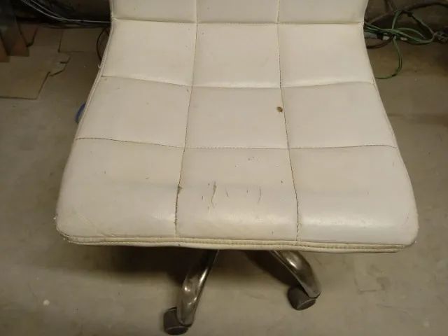 Cadeira de escritório giratória c/ rodas e s/ braços em Couro Ecológico Branco - Foto 3