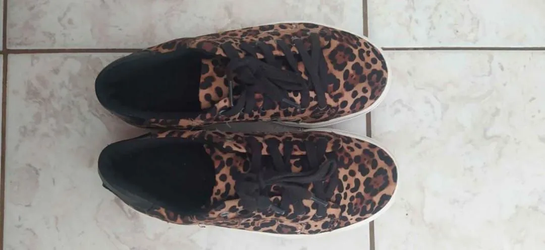 Tênis Infantil Leopardado semi-novo número 31