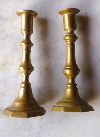 Par de catiçais em bronze dourado base hexagonais possui removedor de velas Ver Descrição - Foto 3