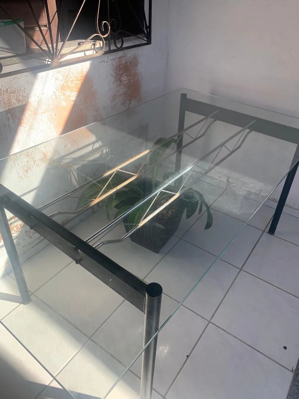Mesa de vidro temperado preta com estrutura em metal P/6 cadeiras - Foto 3