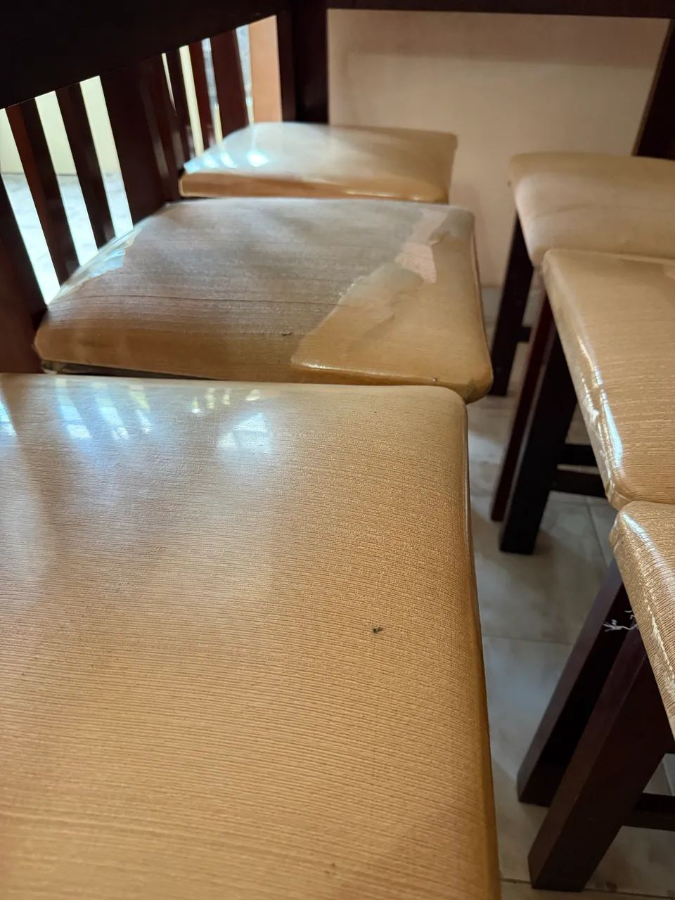 Mesa de jantar com 6 cadeiras de madeira - Foto 5