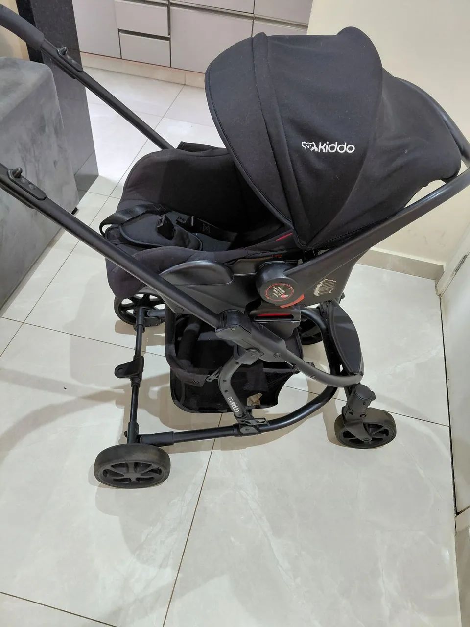 Vendo carrinho com moisés, bebe conforto, base do carro da marca Kiddo Prima. ótimo estado - Foto 3