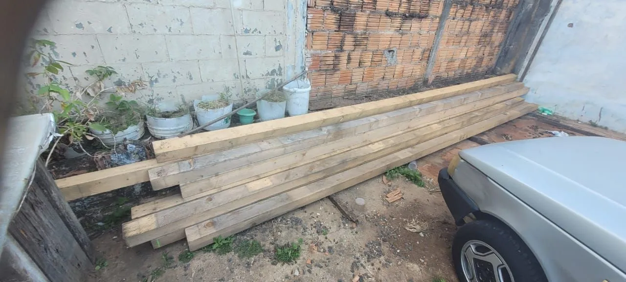 Vigas de madeira Pinus 11,5cm x 9,5 x 6,10m
