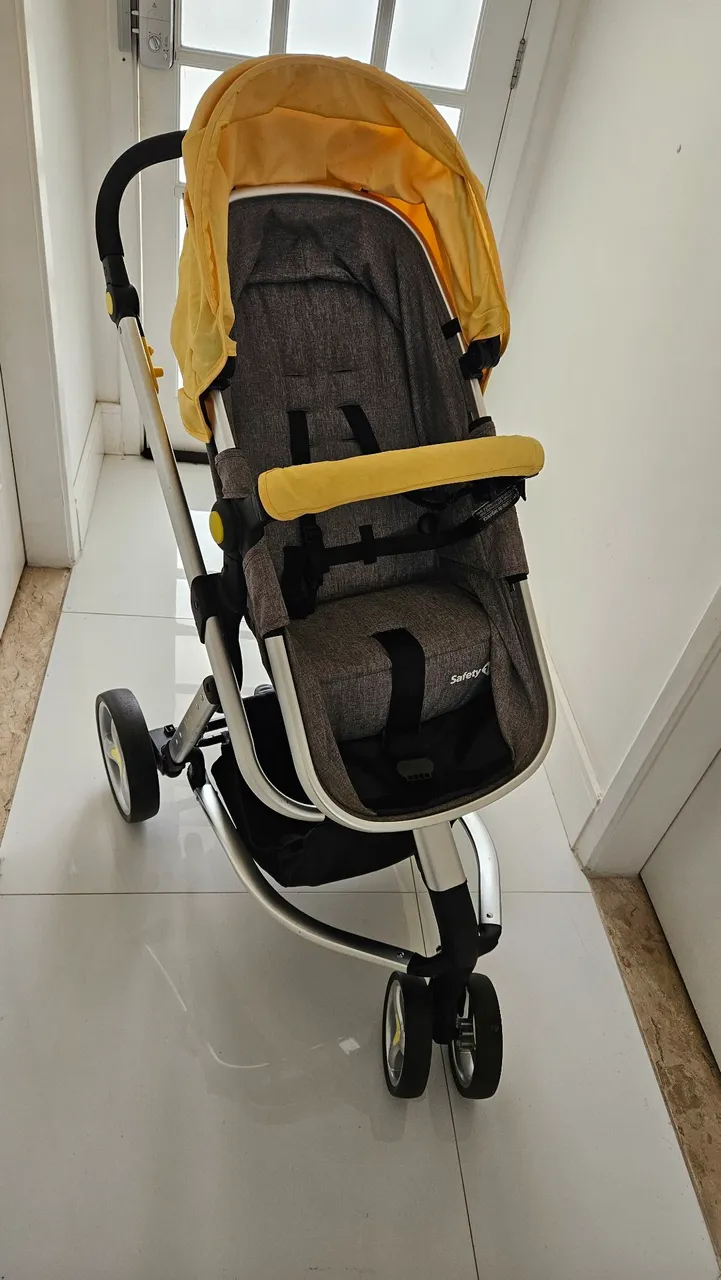 Carrinho de Bebê Safety 1st com bebê conforto