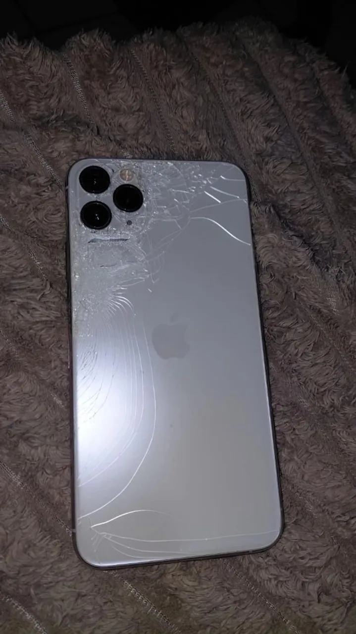 iPhone 11 pro Max com display queimado e tampa traseira danificada