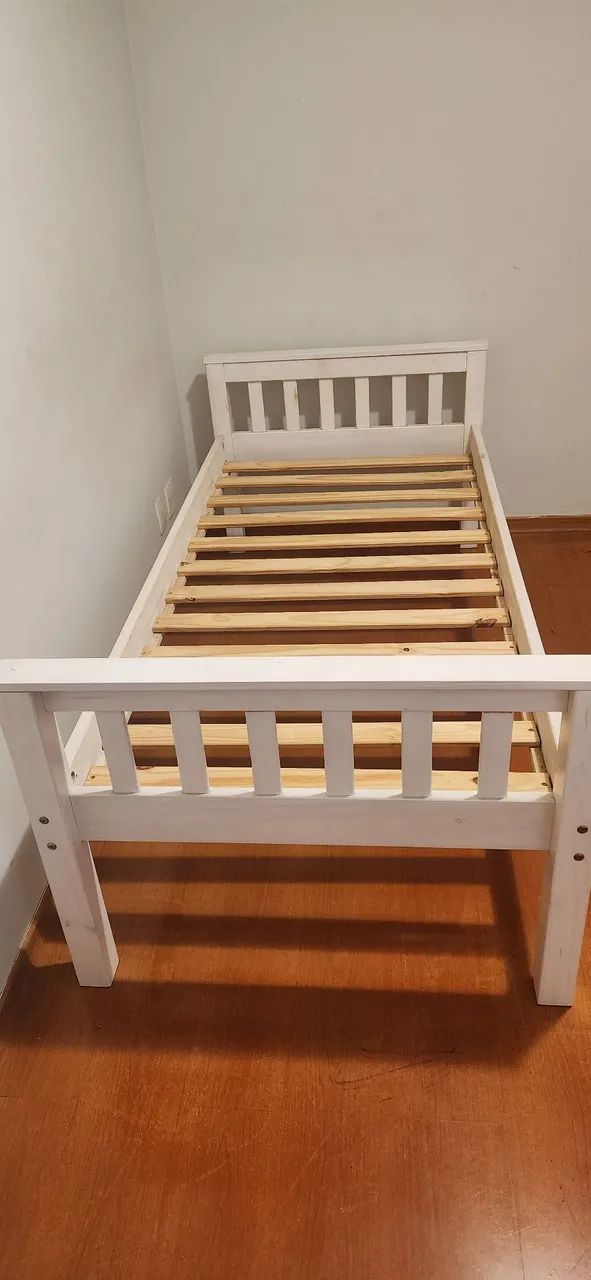 Cama de solteiro em madeira branca 