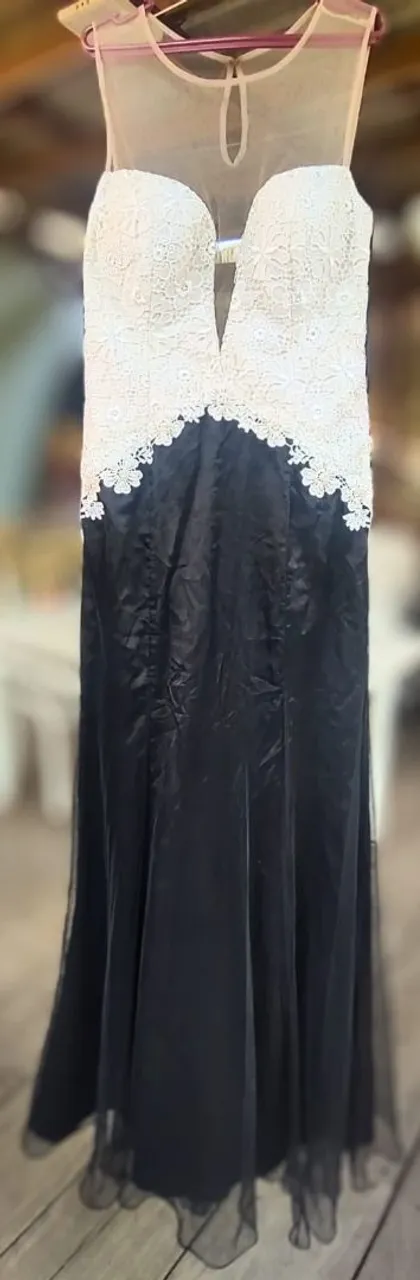 Vestido de festa longo com detalhes em renda