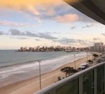 Apartamento com três quartos sendo uma suíte em frente ao mar da Praia do Morro!
