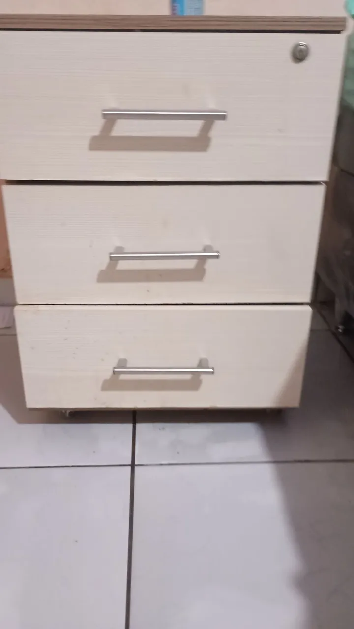 Escrivaninha com 3 gavetas