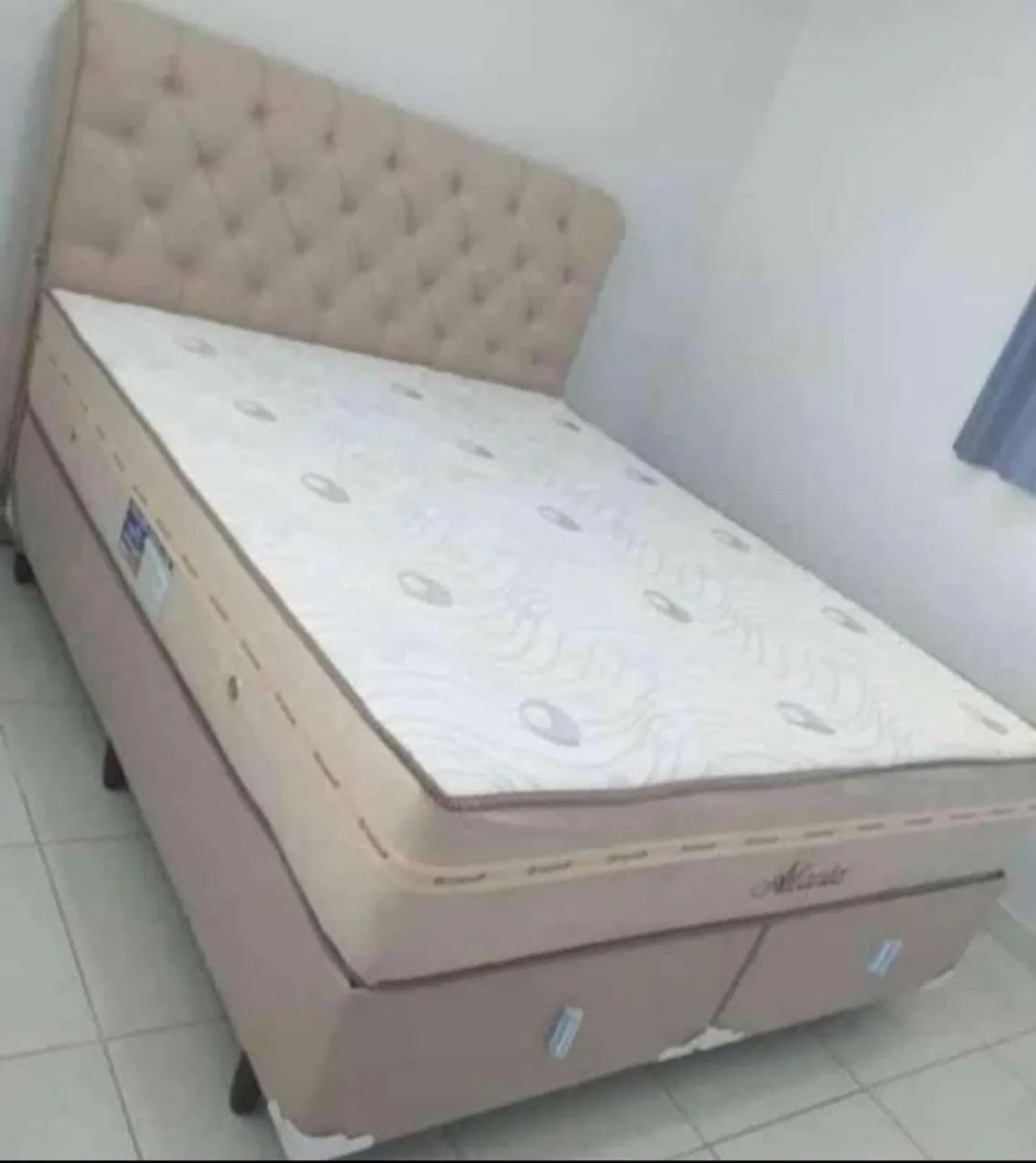 Cama Atlanta queen size com colchão firme e resistente