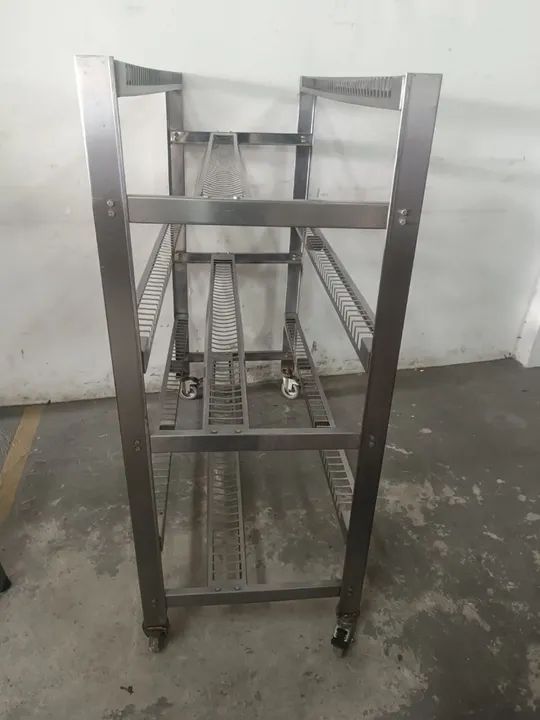 Escorredor de bandejas capacidade para 140 bandejas  todo no aço inox - Foto 5