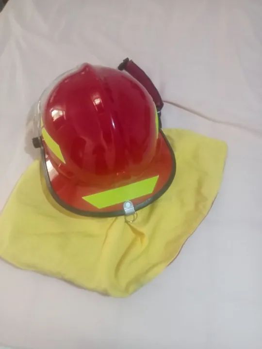 Capacete de Bombeiro Hércules nunca usado.