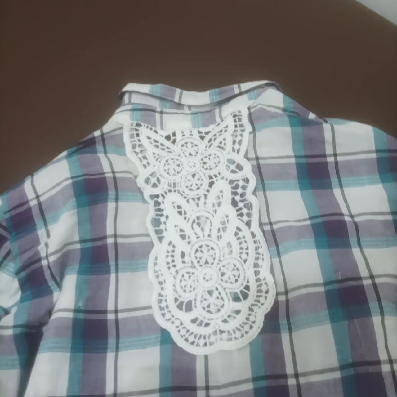 Camisa xadrez feminina em tons de azul e branco - Foto 4