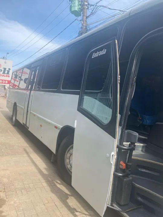 Ônibus motor dianteiro 