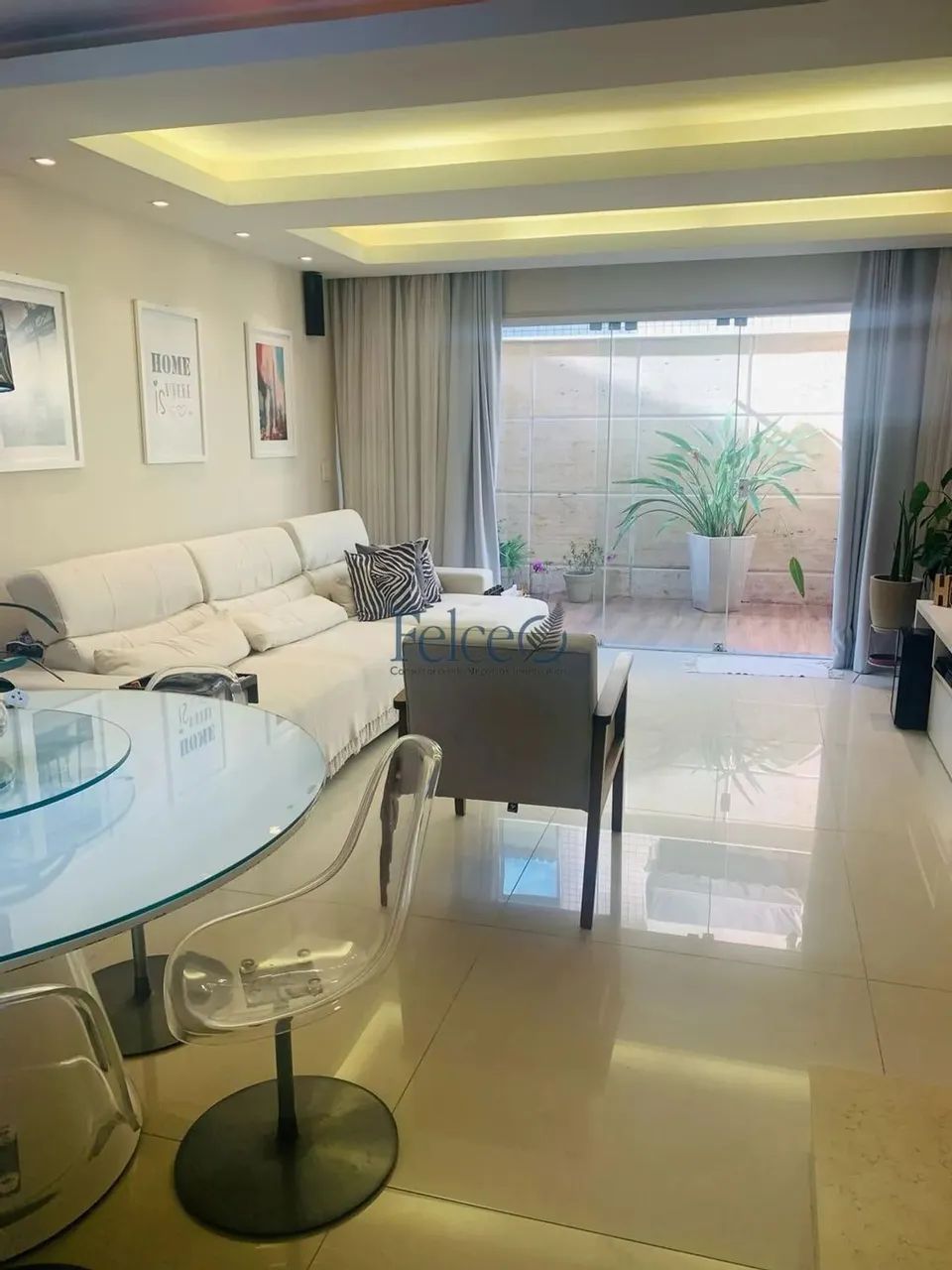 Linda casa em condomínio fechado, na quadra da praia, no Recreio (posto 9)!!