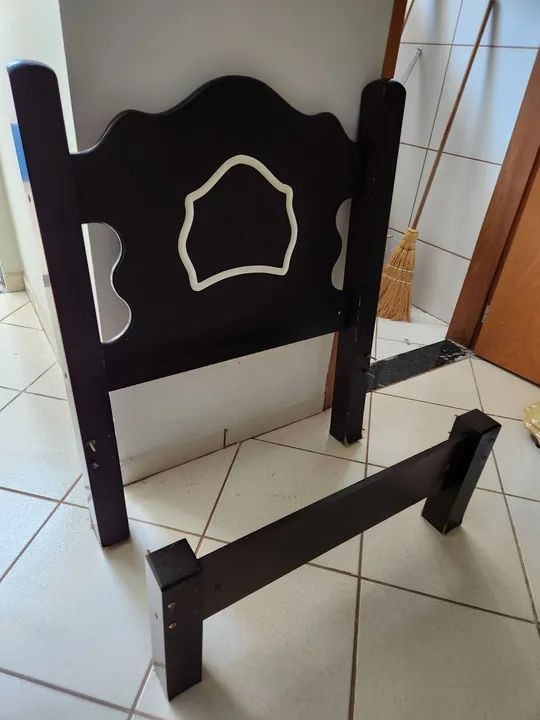 Cama solteiro em madeira 