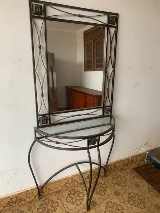 Espelho com Mesa de Apoio em Ferro aparador