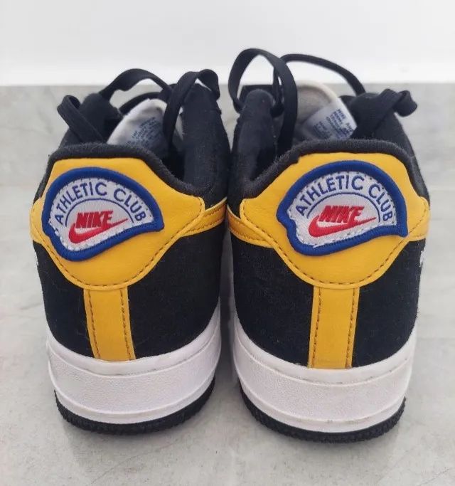 Tênis Nike Air Force 1 Low GS Athletic Club Black University Gold - Foto 2