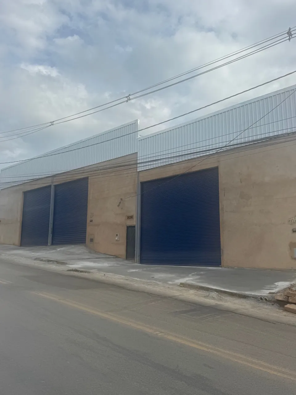 Alugo Galpao 300 metros com energia trifásica