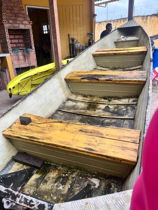 Vende-se Barco Alumínio com motor, capacidade para 6 pessoas - Foto 3