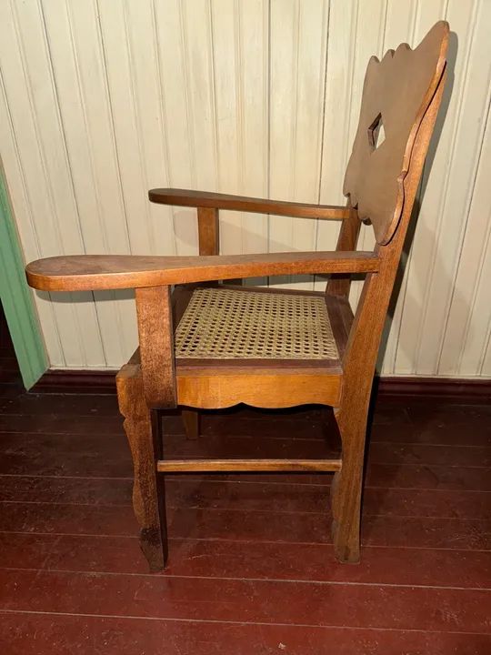 Poltrona de madeira maciça 1940. assento de palha indiana - Foto 4