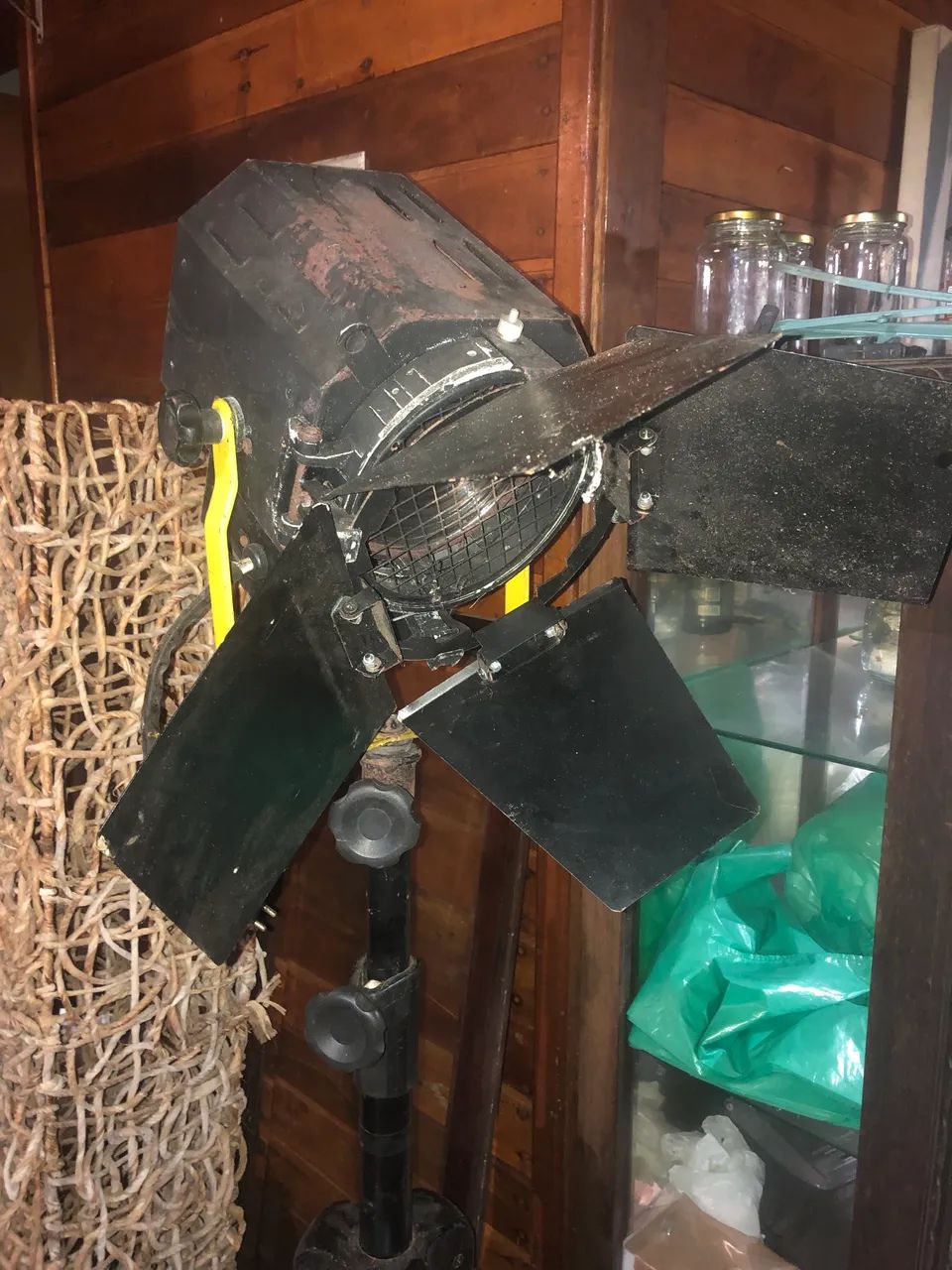 Refletor Fresnel 1000w, lâmpada, bandor e tripé - Foto 3
