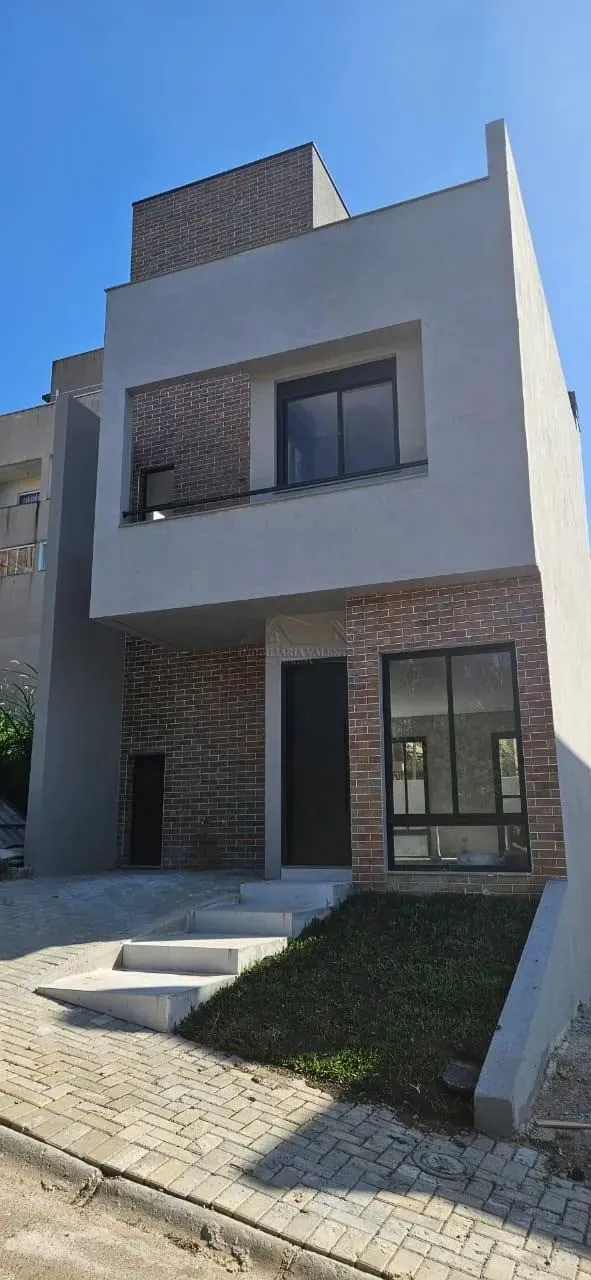 Sobrado em condomínio à venda em Curitiba-PR, no bairro Santa Cândida. 2 quartos, 2 suítes