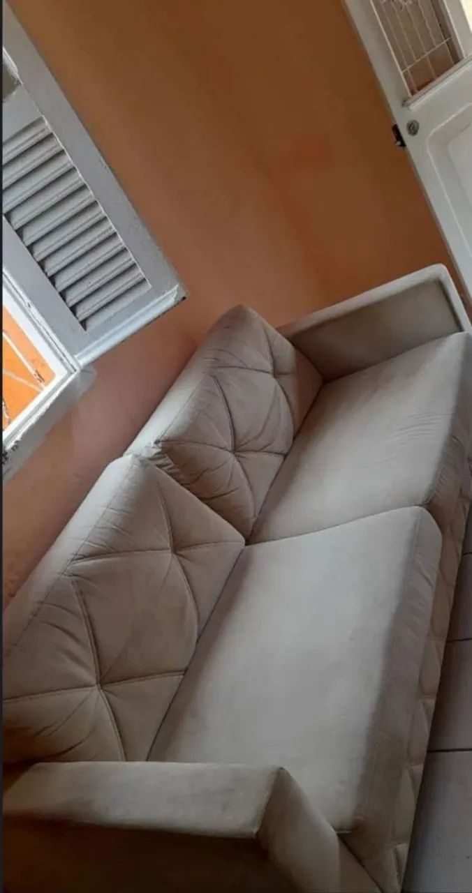 8Sofá 3 lugares.Com pequeno defeito 